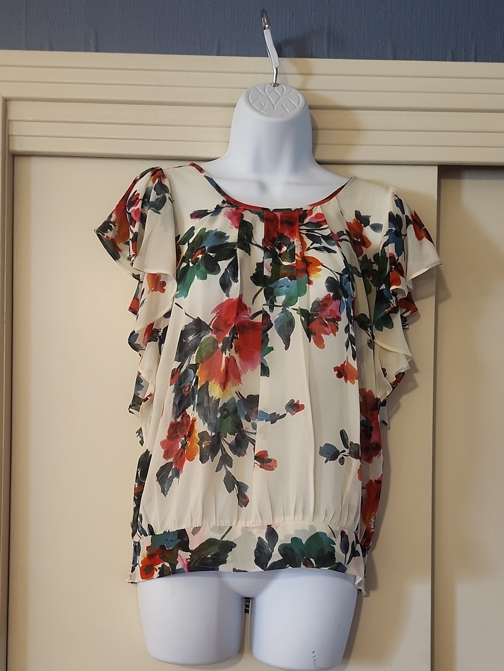 Black Rainn Cream Floral Flutter-Sleeve Blouse